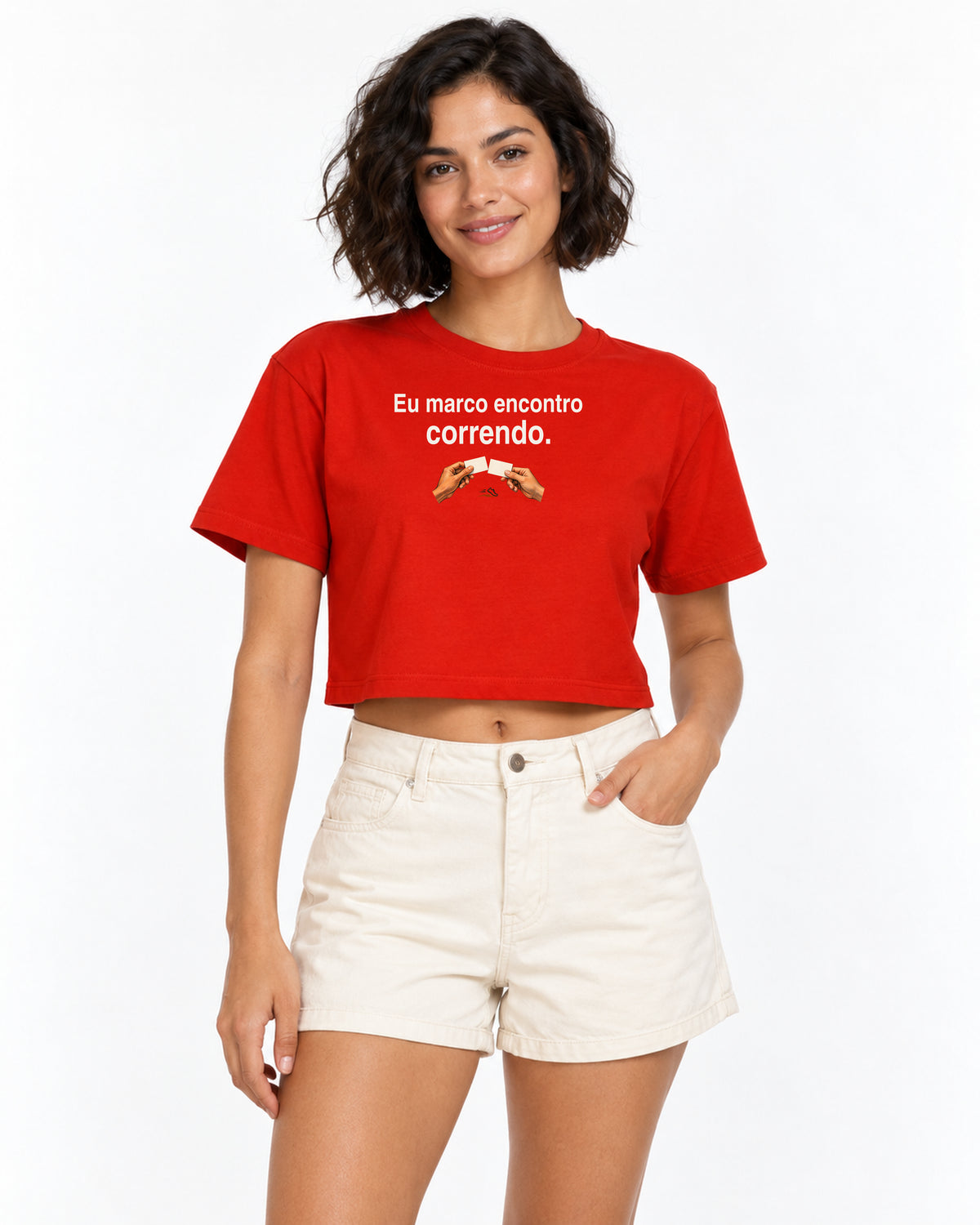 Mulher com cropped vermelho Encontro Marcado.
