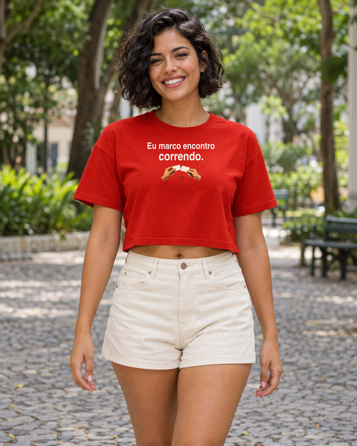 Mulher com cropped vermelho Encontro Marcado.