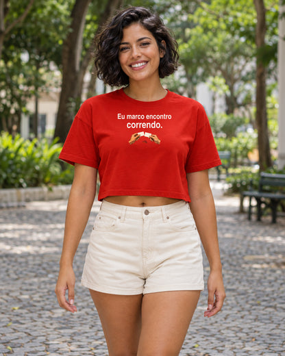 Mulher com cropped vermelho Encontro Marcado.