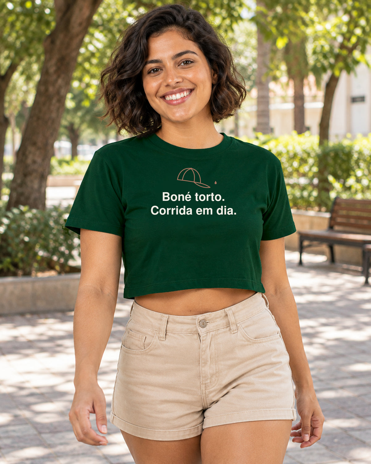 Cropped - Boné Torto — foto com modelo
