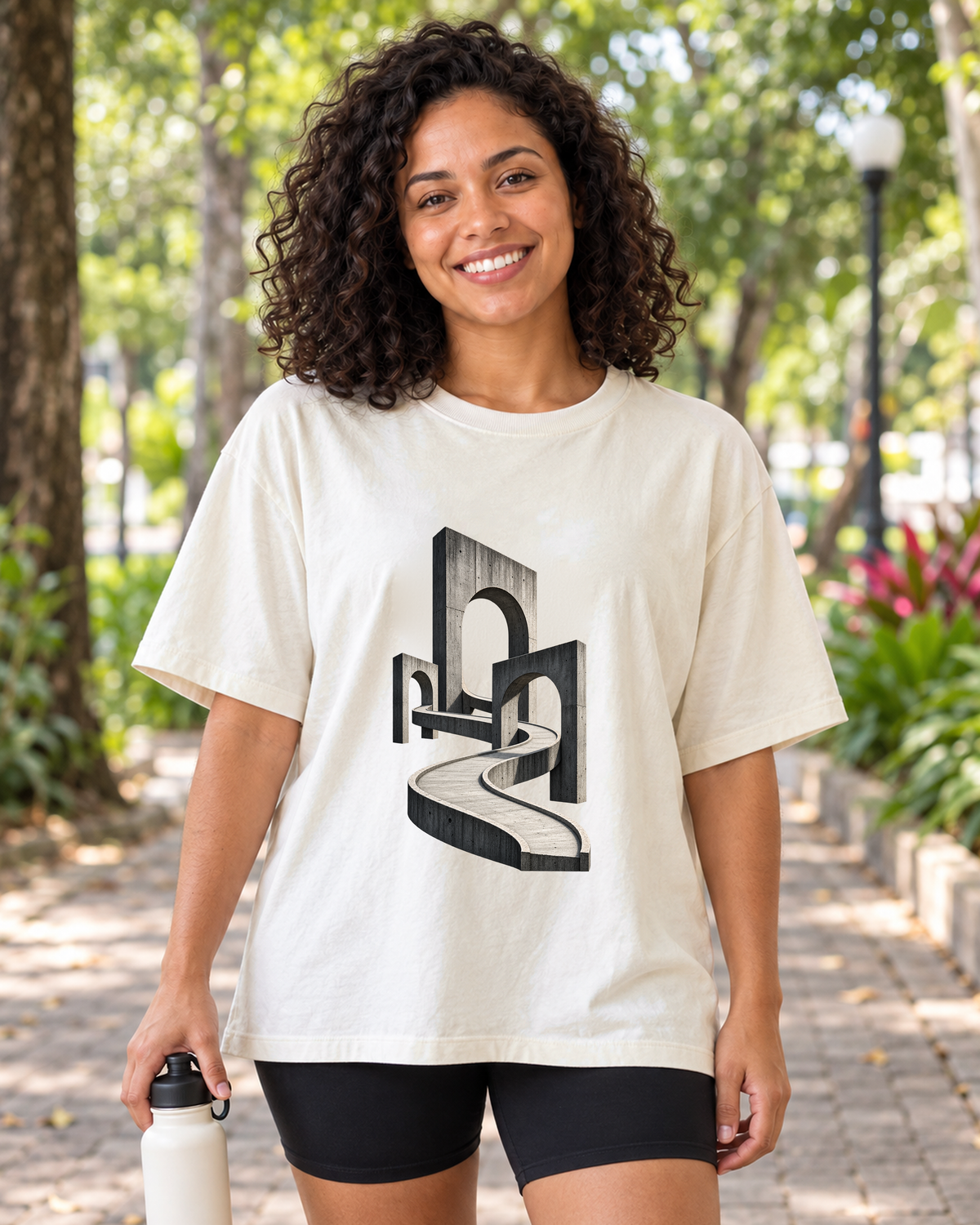 Camiseta Oversized - Horizonte de Concreto, cor Off White, modelo feminino, ambiente