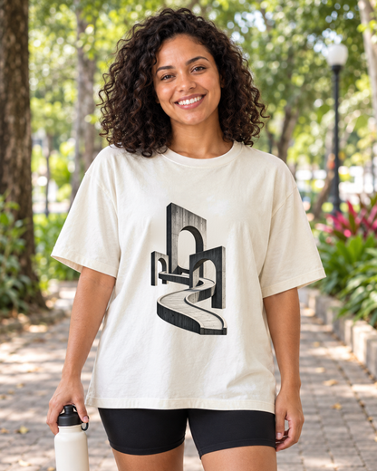 Camiseta Oversized - Horizonte de Concreto, cor Off White, modelo feminino, ambiente