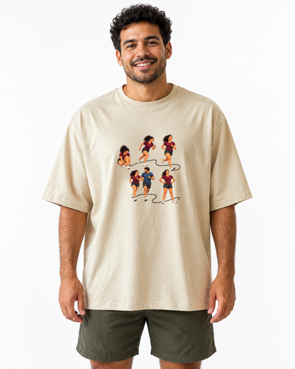 Camiseta Oversized - Primeiro 5K, cor Areia, modelo masculino, estúdio