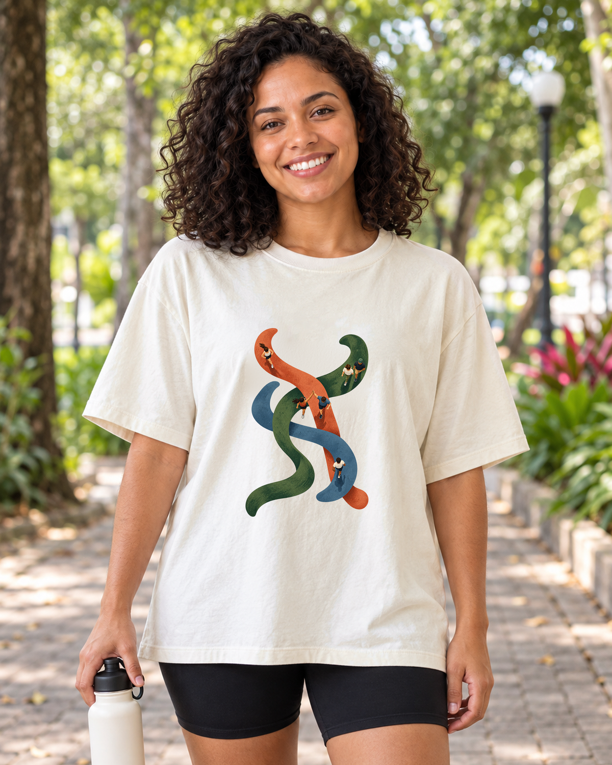 Camiseta Oversized - Rotas que se Cruzam, cor Off White, modelo feminino, ambiente
