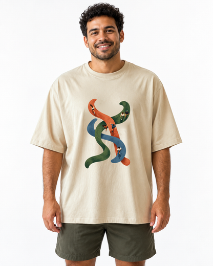Camiseta Oversized - Rotas que se Cruzam, cor Areia, modelo masculino, estúdio