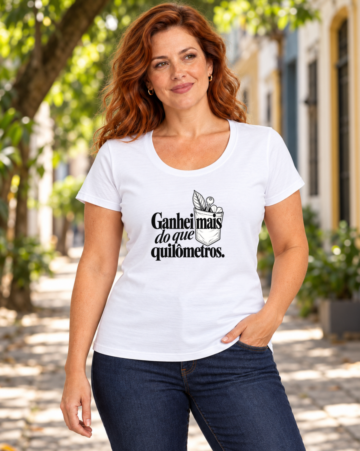 Mulher com camiseta branca Conquista de Rua em ambiente externo.