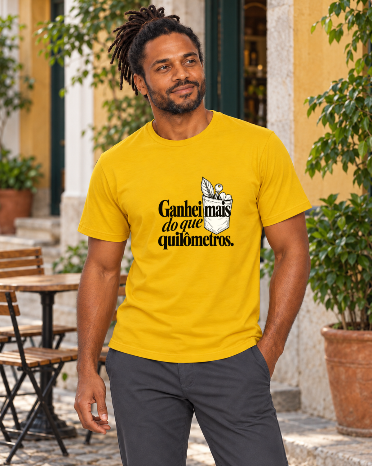 Homem com camiseta amarela Conquista de Rua em ambiente externo.