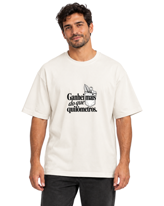 Camiseta Oversized Conquista de Rua — modelo com peça Off White.