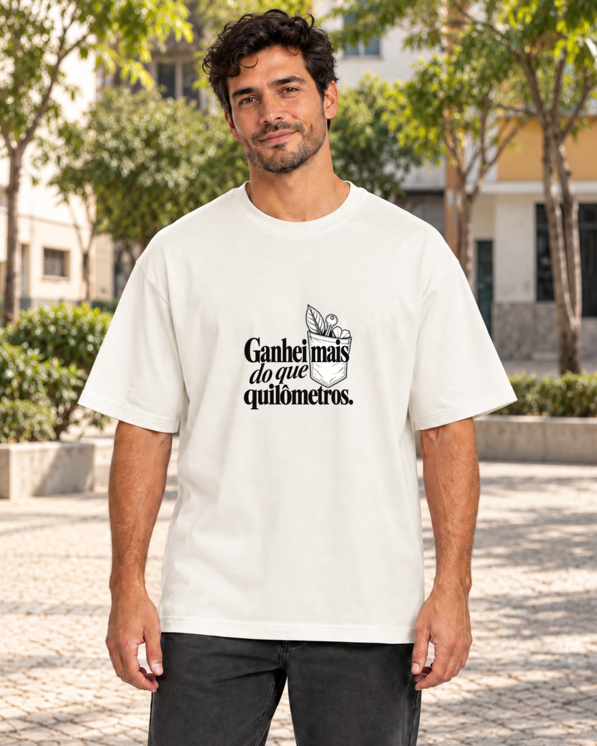Homem com camiseta oversized Off White Conquista de Rua em ambiente externo.