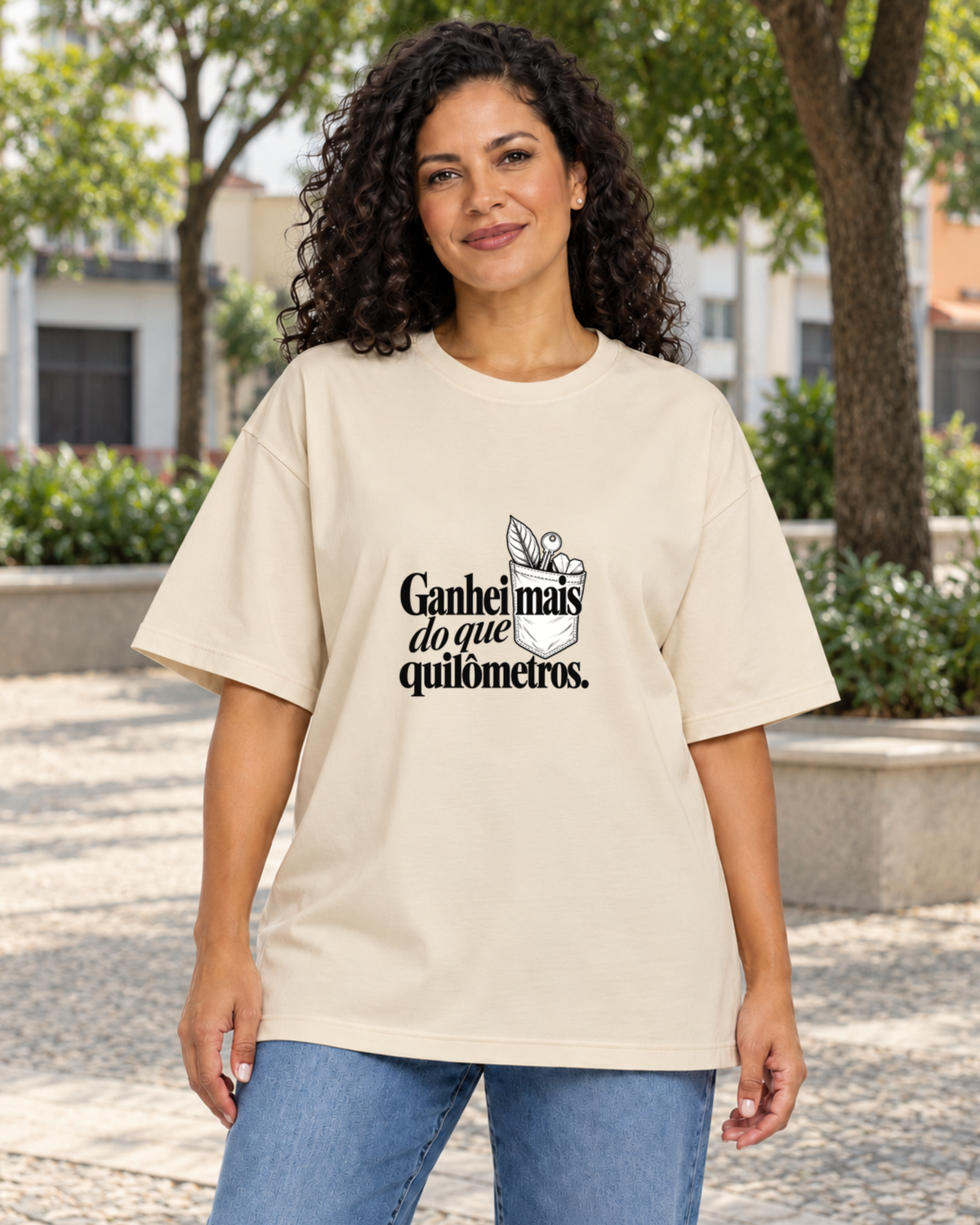 Mulher com camiseta oversized Areia Conquista de Rua em ambiente externo.