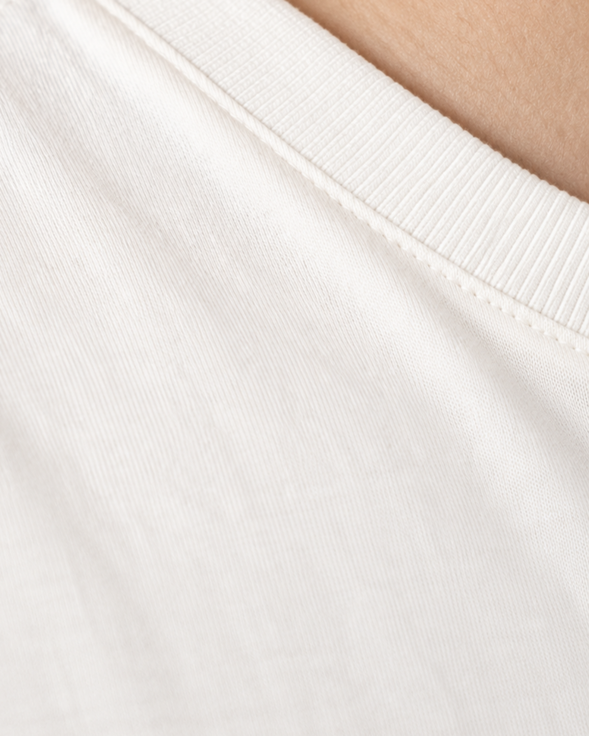 Detalhe da gola da camiseta oversized Off White.