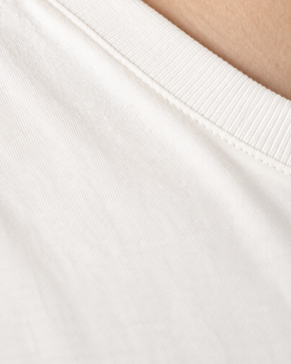 Detalhe da gola da camiseta oversized Off White.