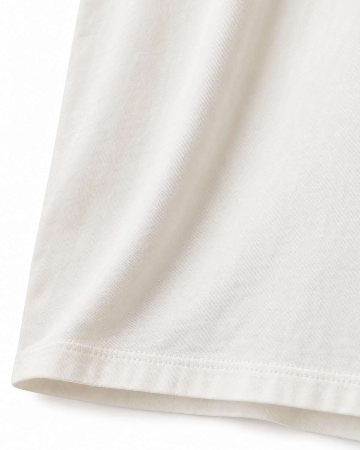 Detalhe da barra da camiseta oversized Off White.