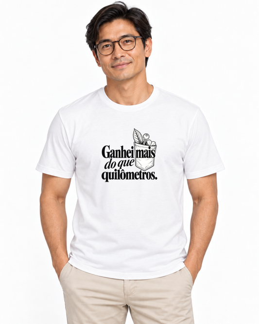 Homem com camiseta branca Conquista de Rua em fundo claro.
