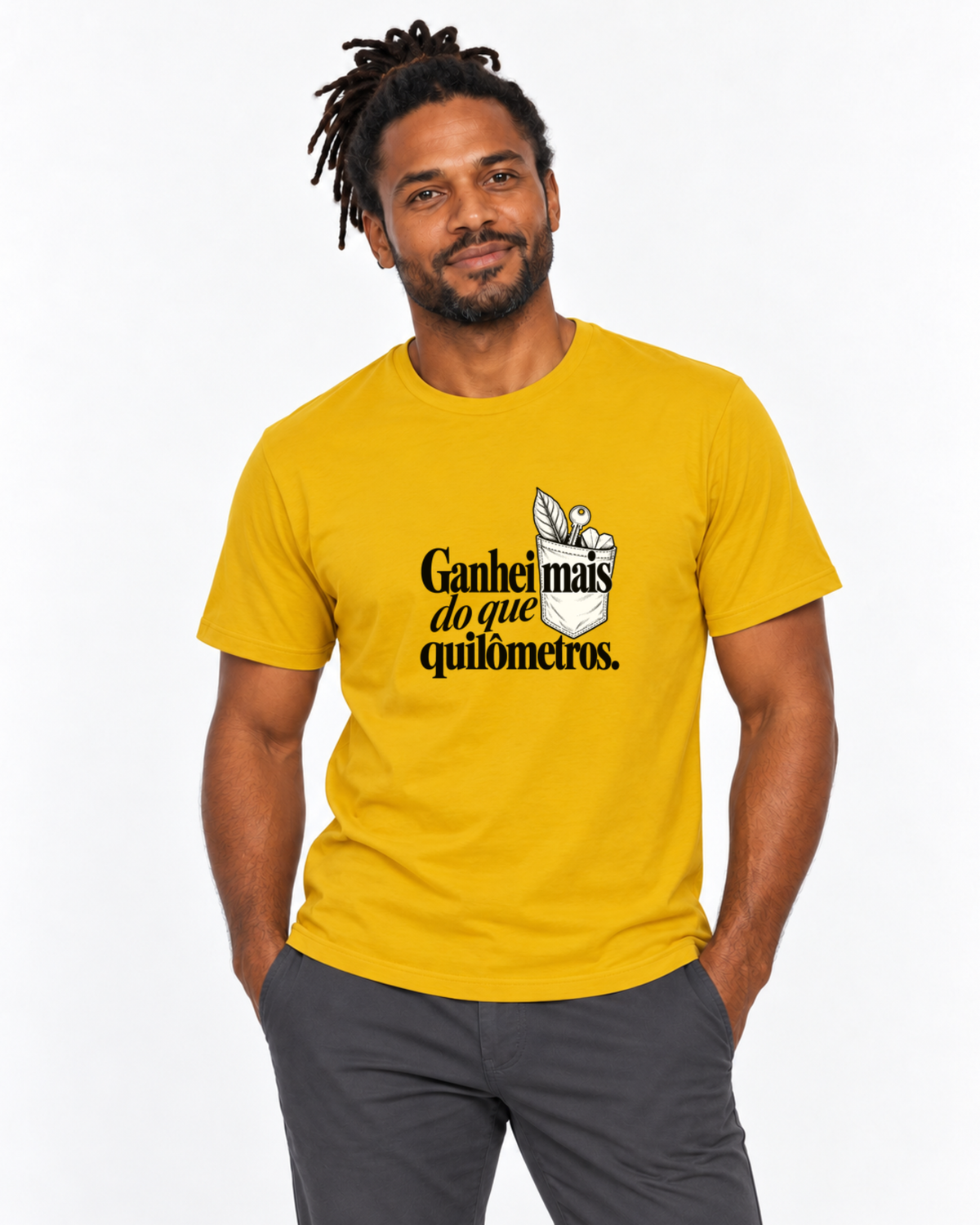 Homem com camiseta amarela Conquista de Rua em fundo claro.