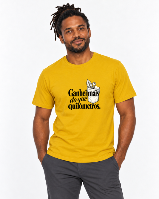 Homem com camiseta amarela Conquista de Rua em fundo claro.