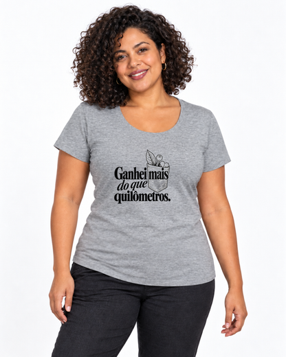 Camiseta Unissex - Conquista de Rua — foto com modelo