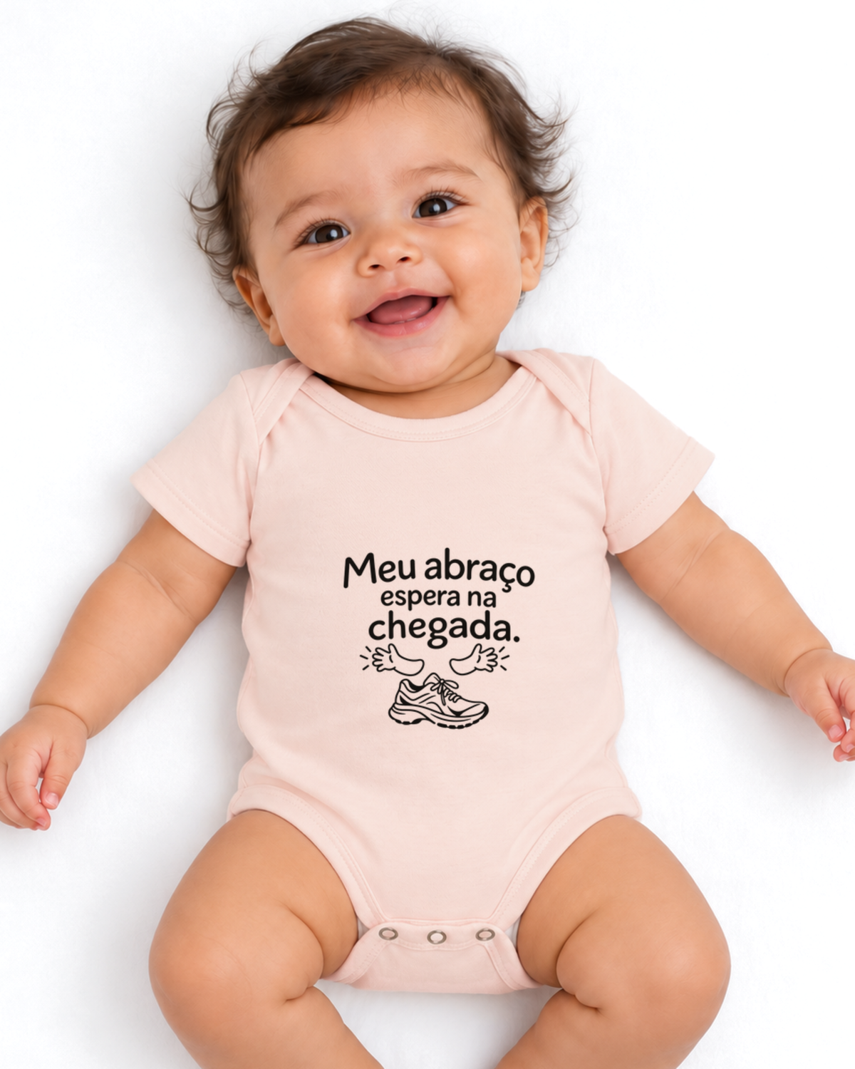 Bebê com body rosa bebê Abraço na Chegada em fundo claro.