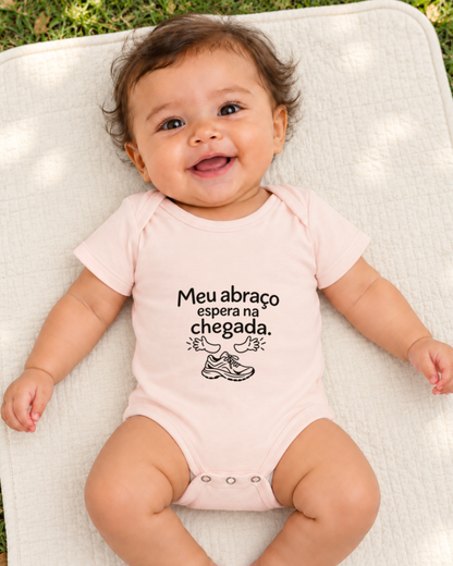 Bebê com body rosa bebê Abraço na Chegada em ambiente externo.
