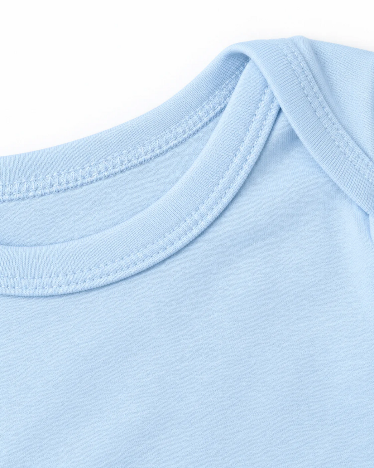 Detalhe da gola envelope do body azul.
