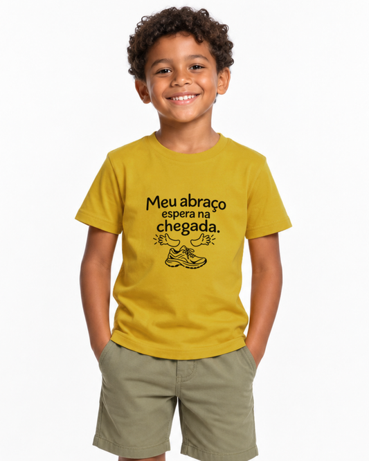 Criança com camiseta amarela Abraço na Chegada em fundo claro.