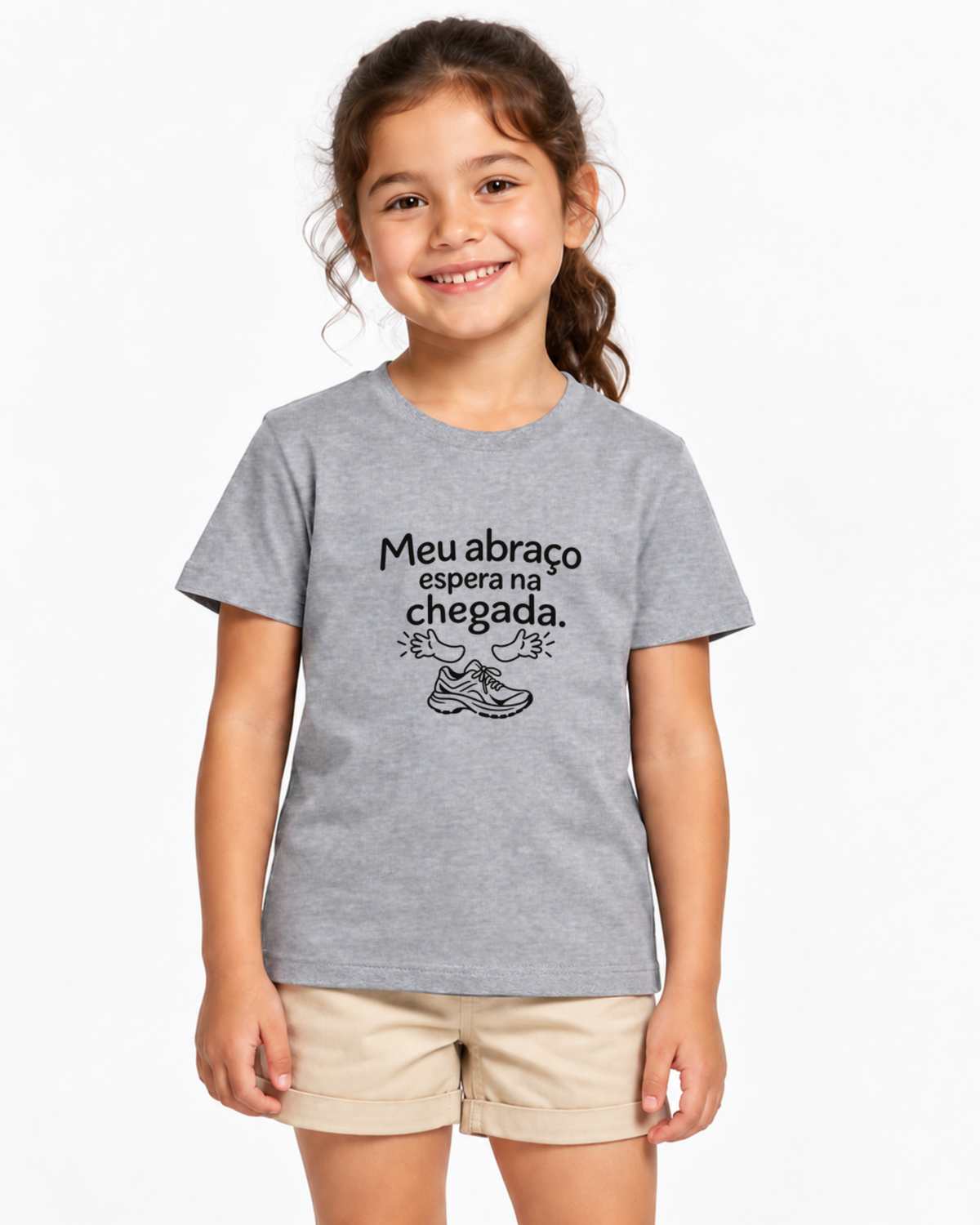 Criança com camiseta cinza Abraço na Chegada em fundo claro.