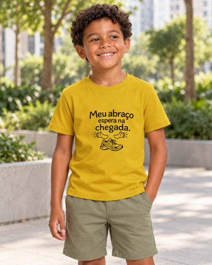 Camiseta Infantil - Abraço na Chegada — foto com modelo