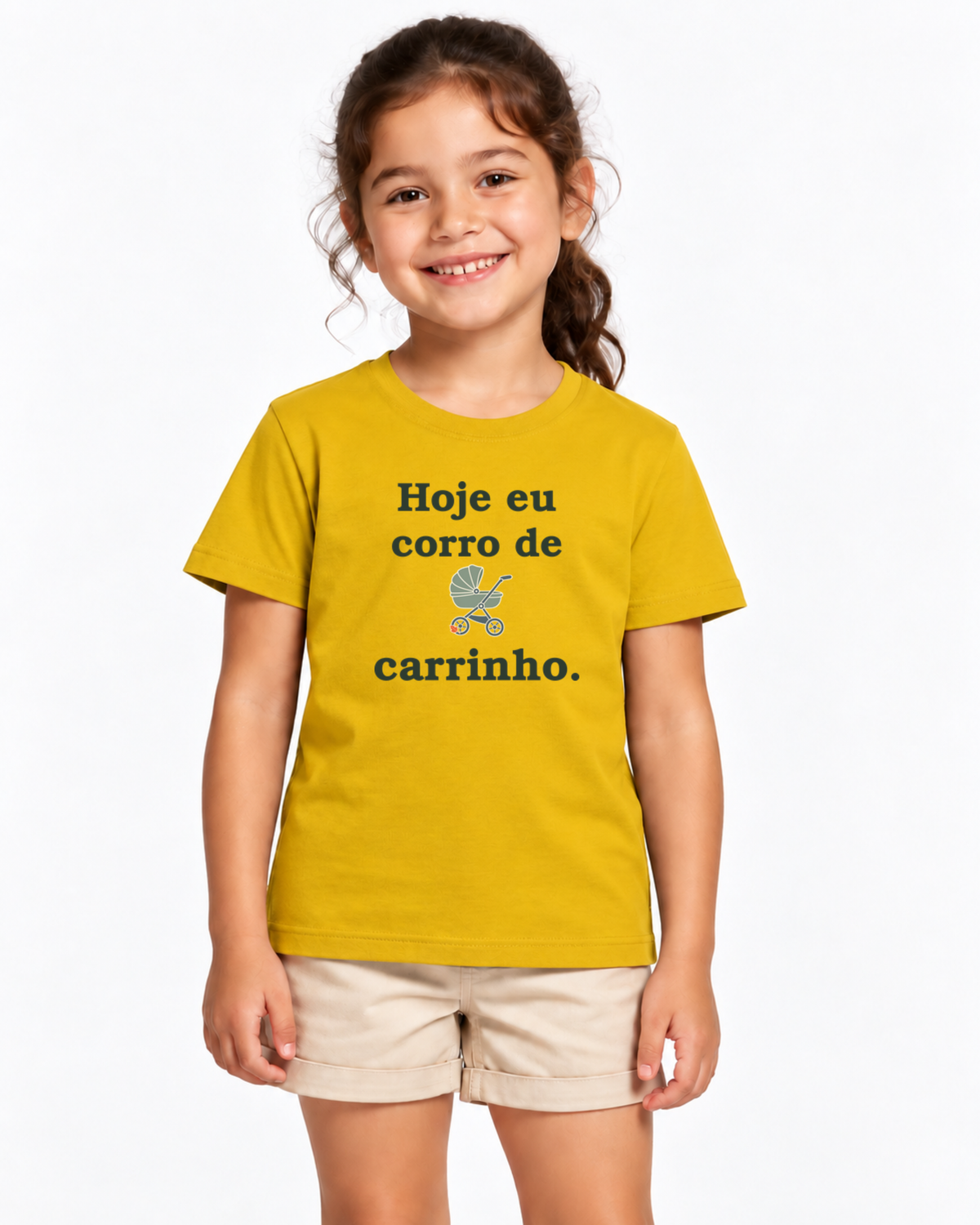 Criança com camiseta amarela Volta de Carrinho em fundo claro.