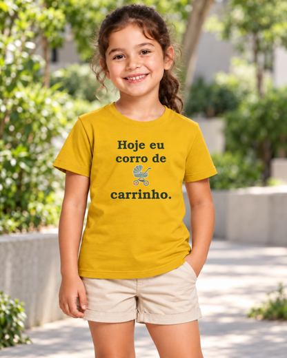 Criança com camiseta amarela Volta de Carrinho em ambiente externo.