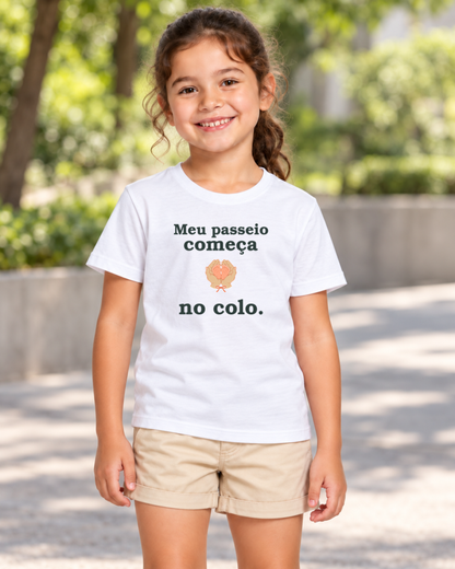 Camiseta Infantil - Começo no Colo — foto com modelo