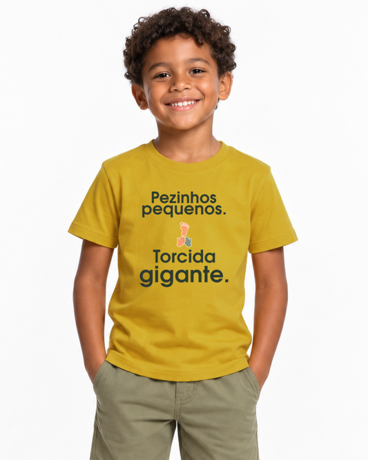 Camiseta Infantil - Torcida Pequena — foto com modelo