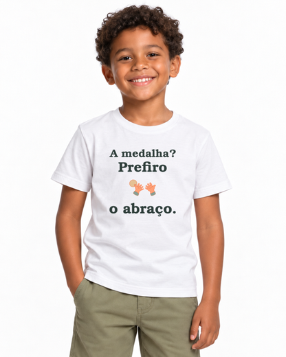 Camiseta Infantil - Prêmio de Colo — foto com modelo