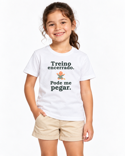 Camiseta Infantil - Hora de Pegar — foto com modelo