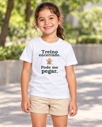 Camiseta Infantil - Hora de Pegar — foto com modelo