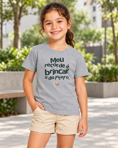 Camiseta Infantil - Recorde de Brincar — foto com modelo