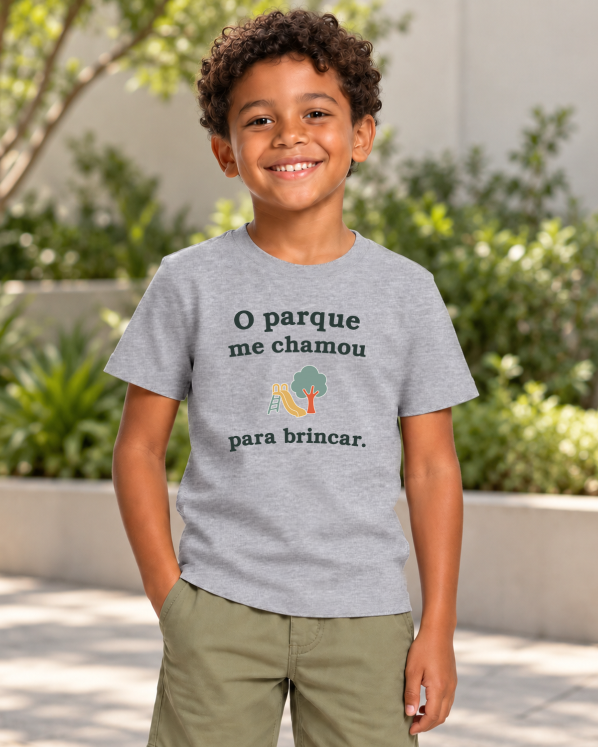 Criança com camiseta cinza Chamado do Parque em ambiente externo.