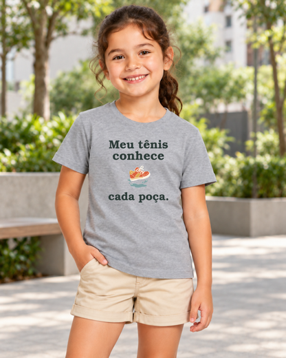 Camiseta Infantil - Conhecedor de Poças — foto com modelo