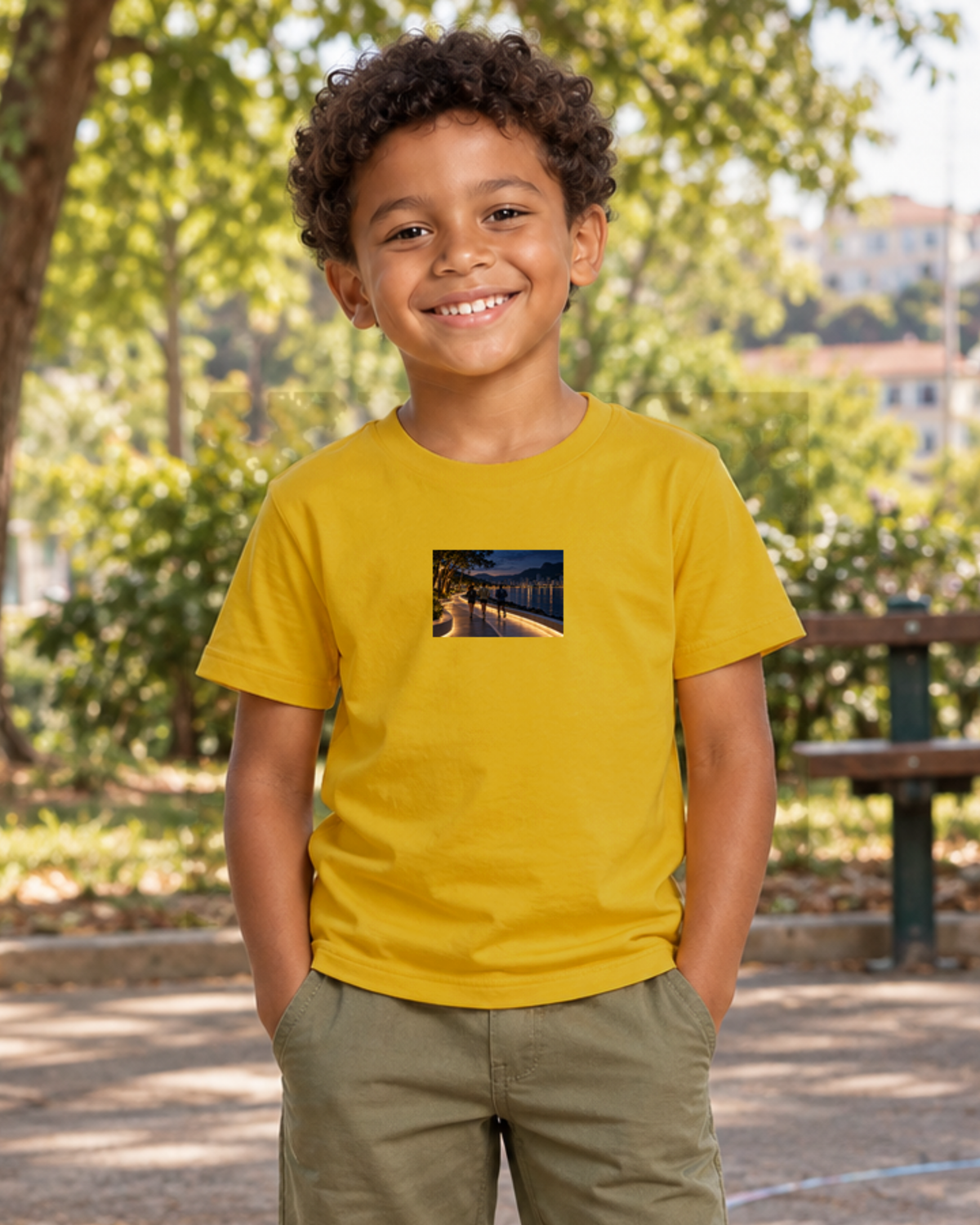 Camiseta Infantil - Noite Refletiva — foto com modelo