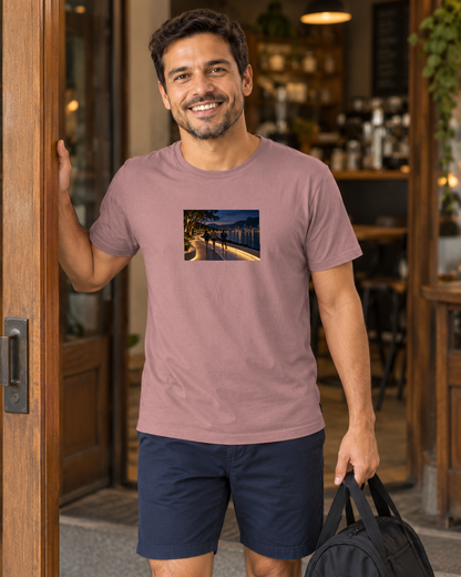 Camiseta Unissex - Noite Refletiva — foto com modelo.