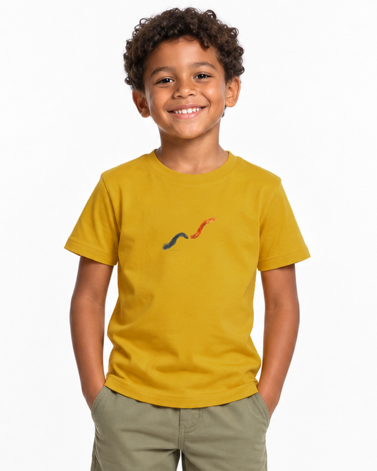 Camiseta Infantil - Voltei a Correr — foto com modelo