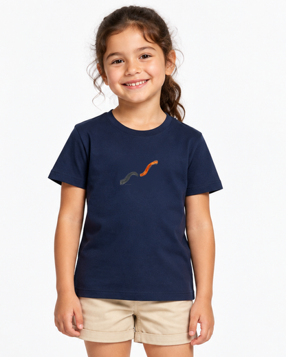 Camiseta Infantil - Voltei a Correr — foto com modelo