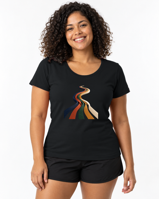 Camiseta Unissex - Quilômetros Compartilhados — foto com modelo.