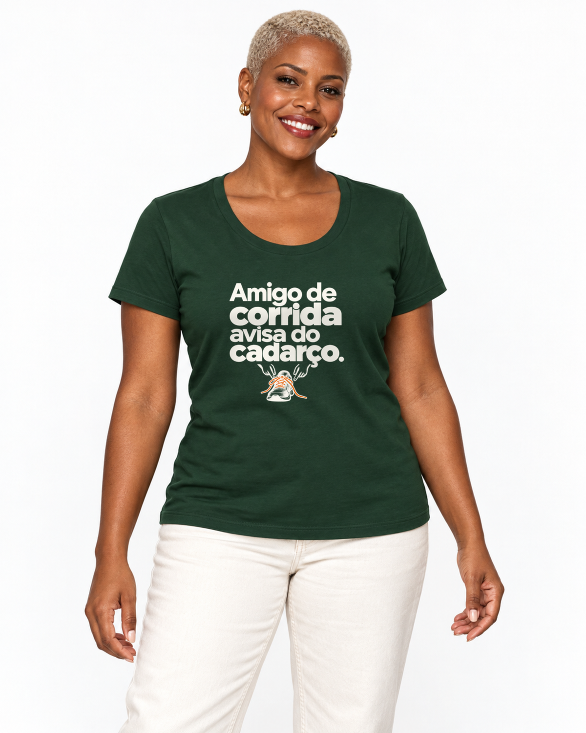 Mulher com camiseta verde Cuidado Pequeno em fundo claro.
