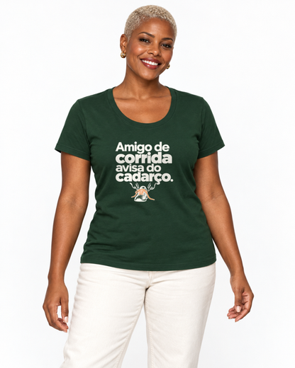 Mulher com camiseta verde Cuidado Pequeno em fundo claro.