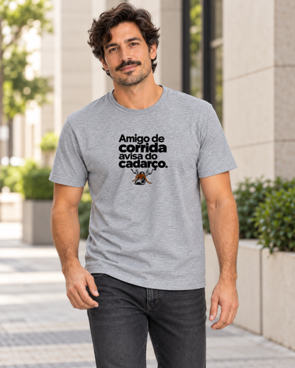 Homem com camiseta cinza Cuidado Pequeno em ambiente urbano.