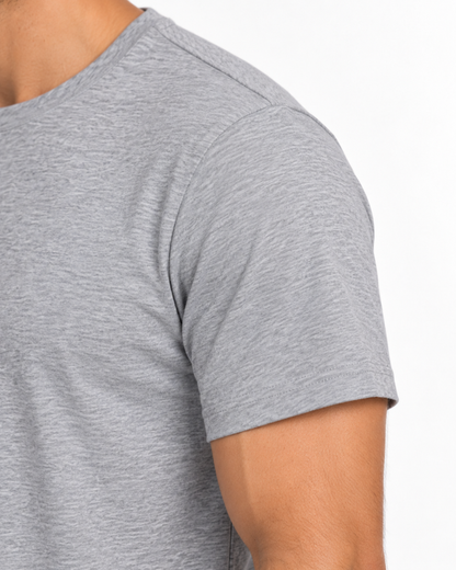 Detalhe da manga da camiseta cinza mescla.