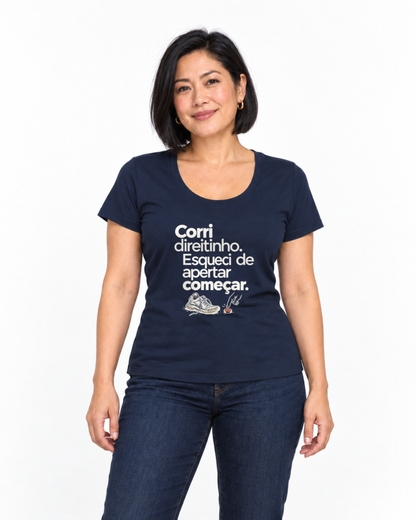 Camiseta Unissex - Botão Esquecido — foto com modelo