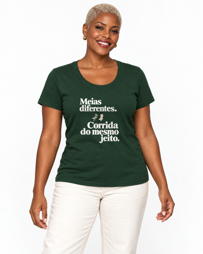 Camiseta Unissex - Par Diferente — foto com modelo