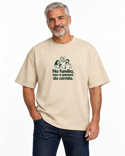Camiseta Oversized - Sobrenome Corrida — foto com modelo
