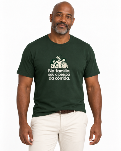 Camiseta Unissex - Sobrenome Corrida — foto com modelo
